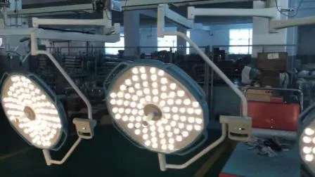 Lampada chirurgica medica a soffitto a LED per sala operatoria ospedaliera.  Utilizzare una lampada LED senza ombre